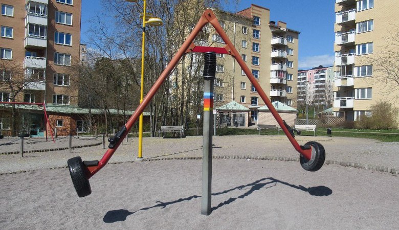 En lekplats i en stad med en gungställning.